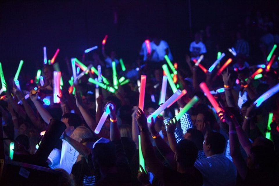 To bar «Εκεί» παίρνει τα glow stick και «κατεβαίνει» για μία ημέρα στον Άλιμο