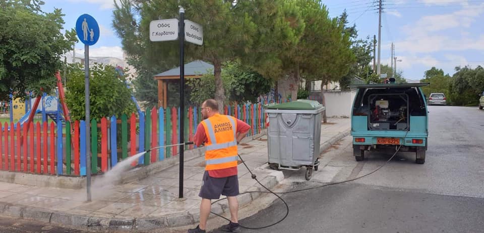 Καθαρίζονται όλες οι πινακίδες του Δήμου Αλίμου