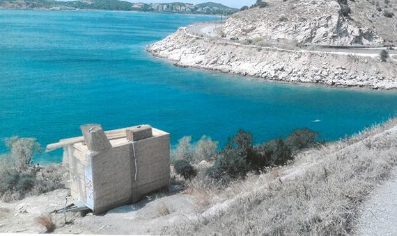 Σφραγίστηκε η καντίνα στα Λιμανάκια εξαιτίας πιθανότητας κατολίσθησης