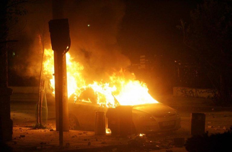Εμπρηστικές επιθέσεις σε δύο αυτοκίνητα σε Γλυφάδα και Βούλα