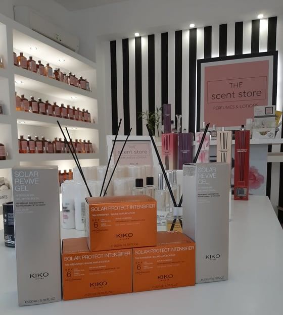 The Scent Store: Καλλυντικά, τύπου αρώματα, αρωματικά χώρου και προϊόντα διατήρησης μαυρίσματος, σε έναν μόνο χώρο