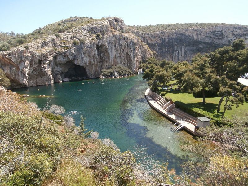 O μύθος της νεράϊδας που παγιδεύει νεαρούς άντρες στα νερά της Λίμνης της Βουλιαγμένης