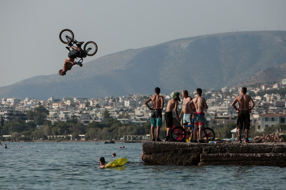 Βουτιές με το BMX τους έκαναν αθλητές στο Καβούρι