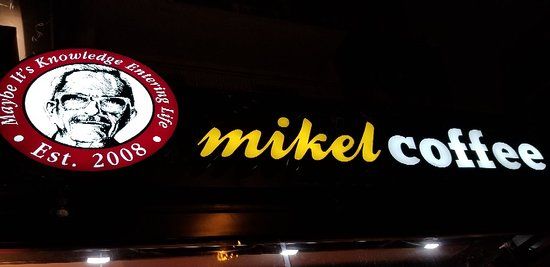 «Μikel» ετοιμάζεται στην πλατεία Γλυφάδας
