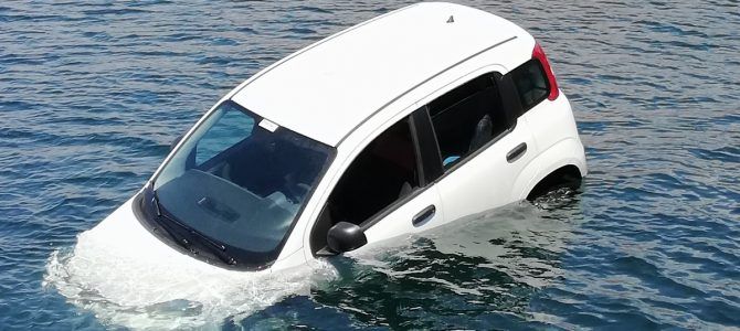 Άγιος Κοσμάς: Έπεσε αυτοκίνητο στη θάλασσα