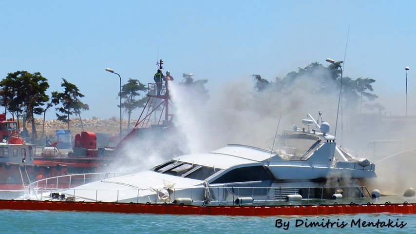 Δεν υπήρξε θαλάσσια ρύπανση από τη φωτιά στη Μαρίνα Γλυφάδας, σύμφωνα με τον Δήμαρχο Γλυφάδας