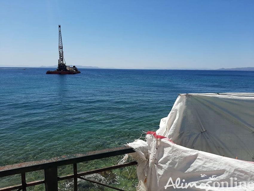 Ξεκίνησαν οι εργασίες αποκατάστασης της «τρύπας» στην παραλία Αλίμου