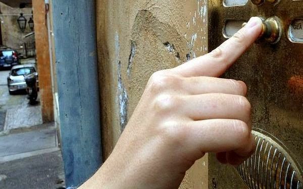 Καλαμάκι: Προσποιούμενοι τους υπαλλήλους της ΔΕΗ προσπαθούν να μπουν σε πολυκατοικίες