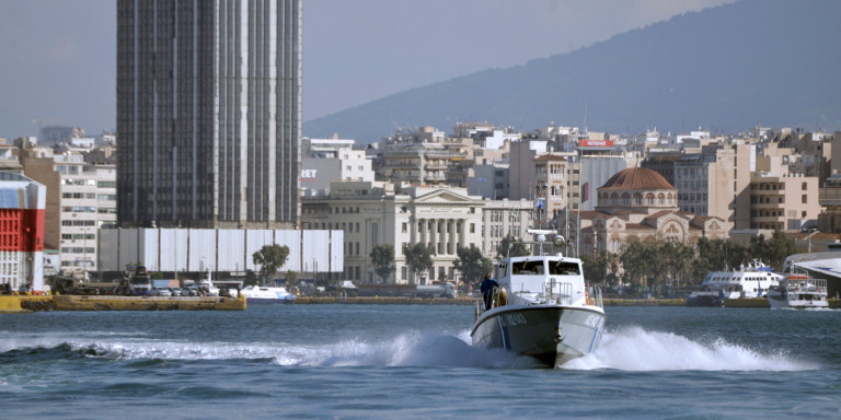 Αυτοκίνητο έπεσε στο Λιμάνι του Πειραιά