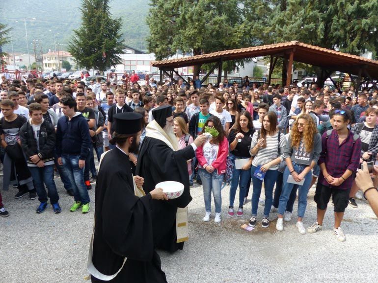 Αναλυτικά οι ώρες του αγιασμού σε όλα τα σχολεία του Αλίμου