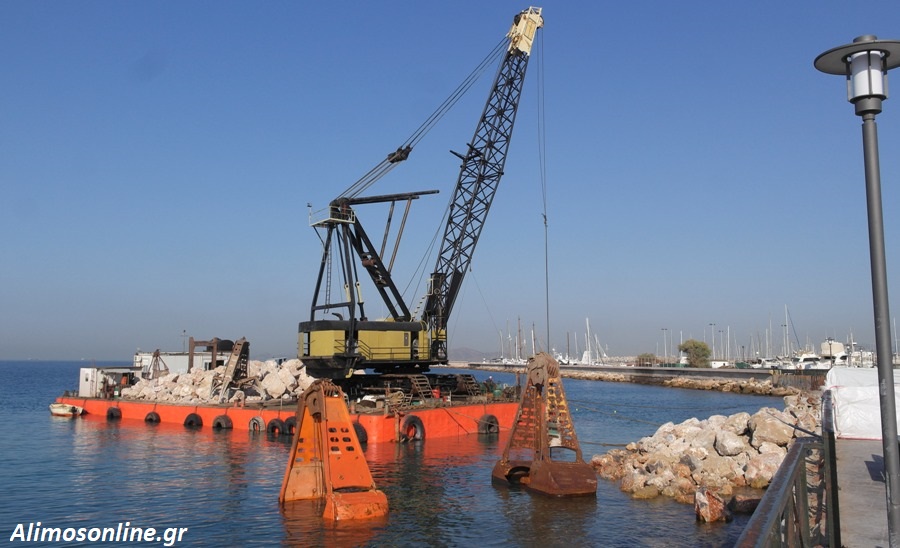 Επέστρεψε χθες ο πλωτός γερανός για τις εργασίες αποκατάστασης της «τρύπας» στην παραλία Αλίμου