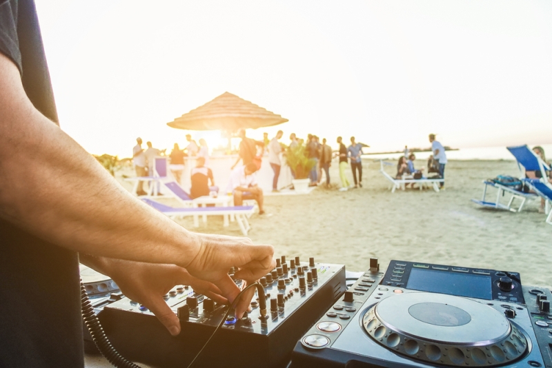 4 παραγωγοί του Alimos Web Radio διοργανώνουν beach party