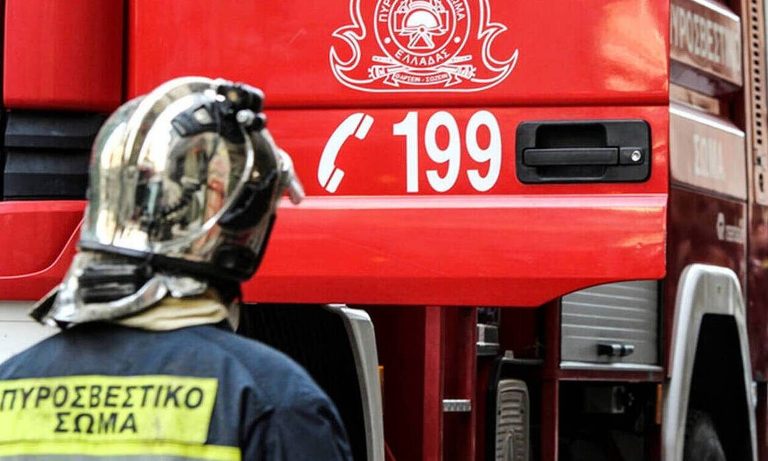 Λεωφορείο τυλίχτηκε στις φλόγες στη Λ. Ποσειδώνος – Χιλιόμετρα το μποτιλιάρισμα