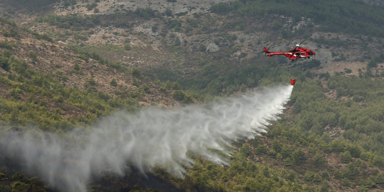 Πυρκαγιά στο Λαγονήσι – Μάχη με τις φλόγες δίνουν οι πυροσβέστες