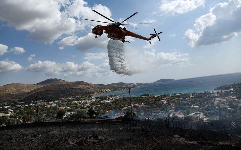 Σε ύφεση η φωτιά στο Λαγονήσι – Οι φλόγες ‘φλέρταραν’ με τις αυλές των σπιτιών