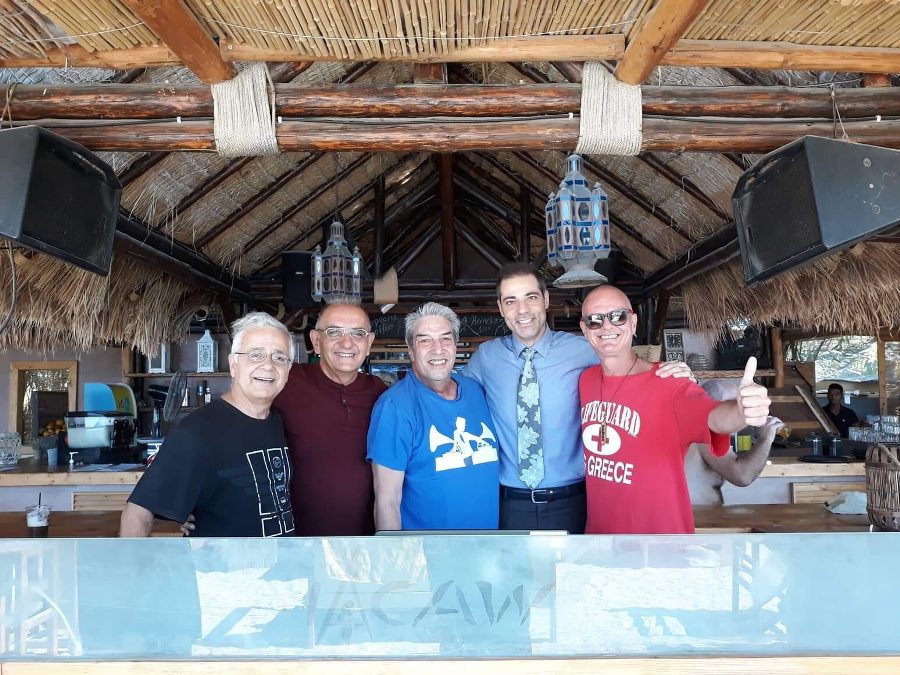 Οι 3 παραγωγοί του Alimos Web Radio και ο d.j. James βάζουν φωτιά στα decks του Macaw