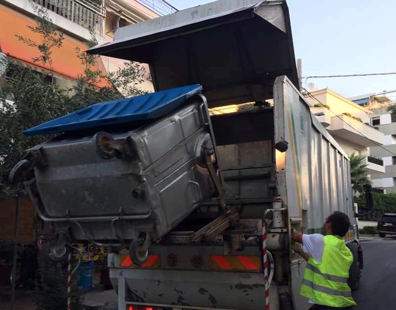 Πλένονται οι κάδοι του Δήμου Αλίμου