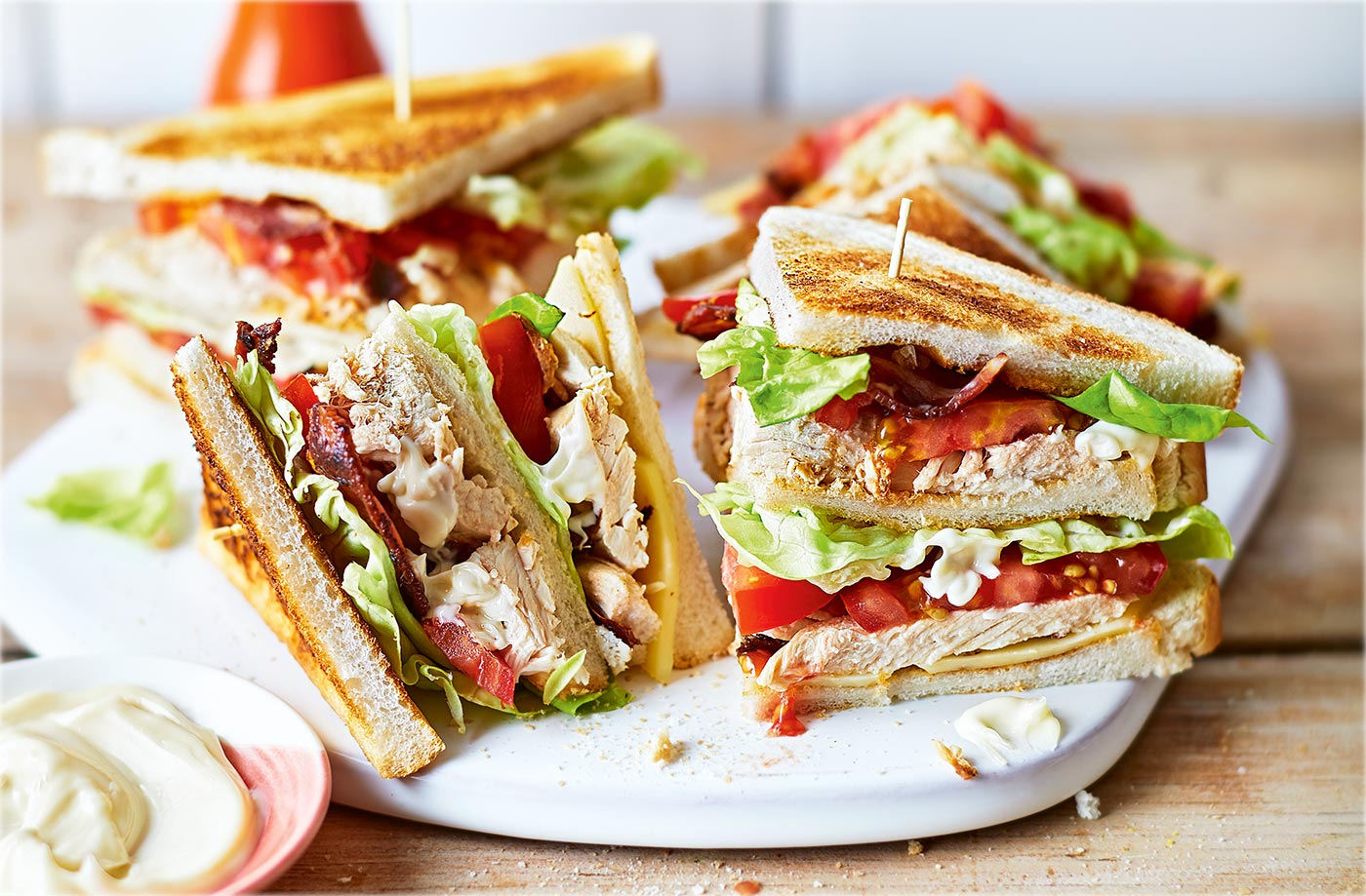 Αυτή η προσφορά του Piri Piri για τα 2 Γίγας Club Sandwich είναι ό,τι πρέπει για τα βράδια με την παρέα