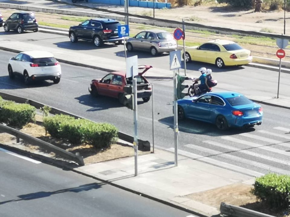 Καραμπόλα τριών αυτοκινήτων στη Λεωφ. Ποσειδώνος