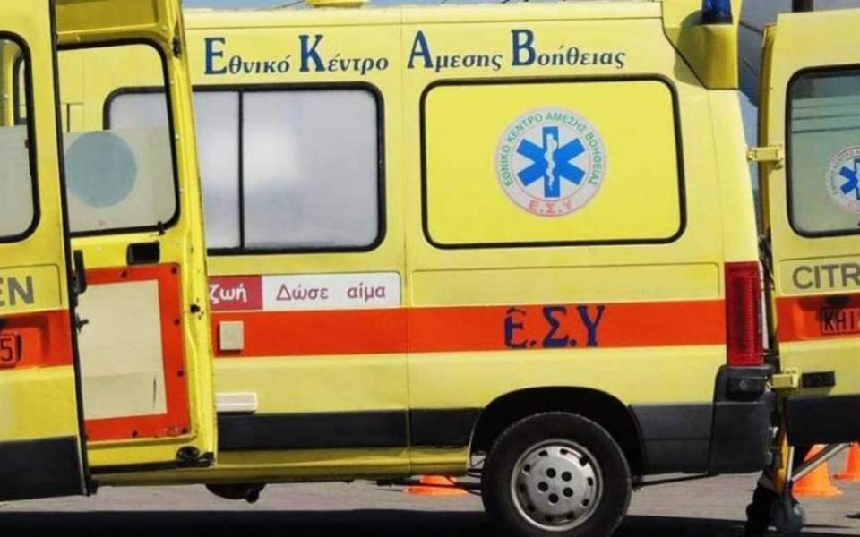 Γλυφάδα: Εργαζόμενος του ΕΚΑΒ απείλησε να πέσει στο κενό