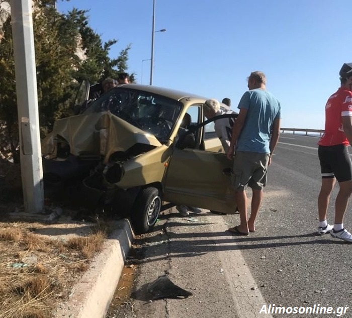 Τροχαίο ατύχημα έγινε στη Βάρκιζα