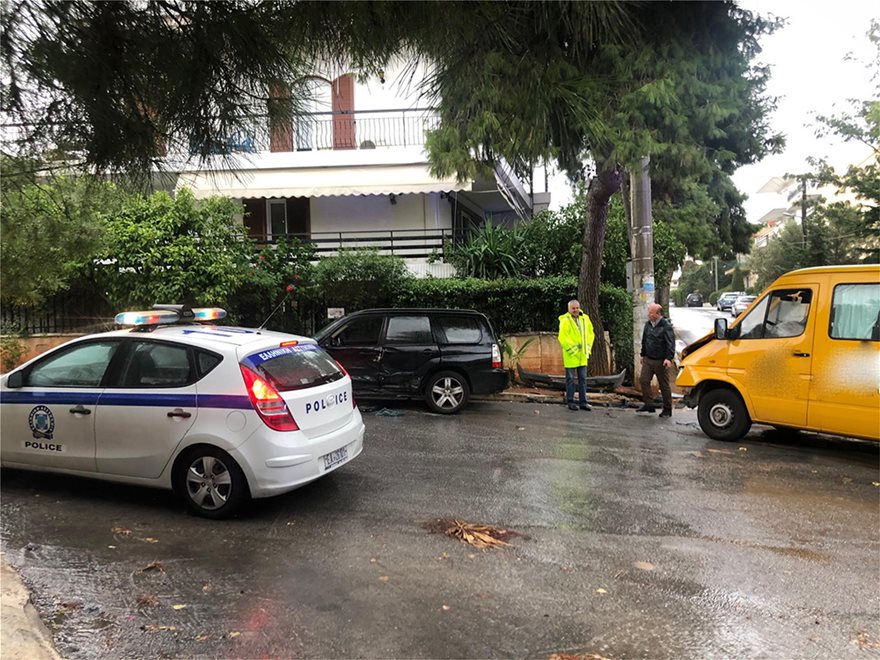 Βούλα: Τροχαίο ατύχημα με σχολικό λεωφορείο – Τραυματίστηκαν 5 παιδιά