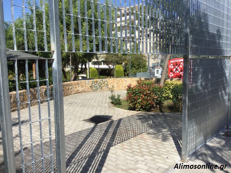 To επικίνδυνο άνοιγμα της Παιδικής Χαράς στη Ρήγα Φεραίου
