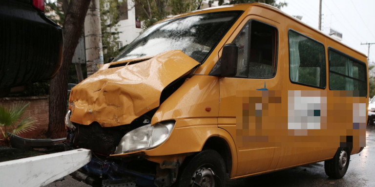 Τροχαίο με σχολικό στη Βούλα: Δύο παιδιά παραμένουν στο νοσοκομείο