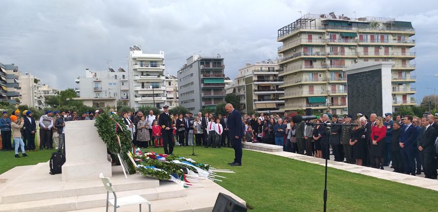 Συμμαχικό Κοιμητήριο: Κατάθεση στεφάνων στη μνήμη των πεσόντων στους δύο Παγκοσμίους Πολέμους