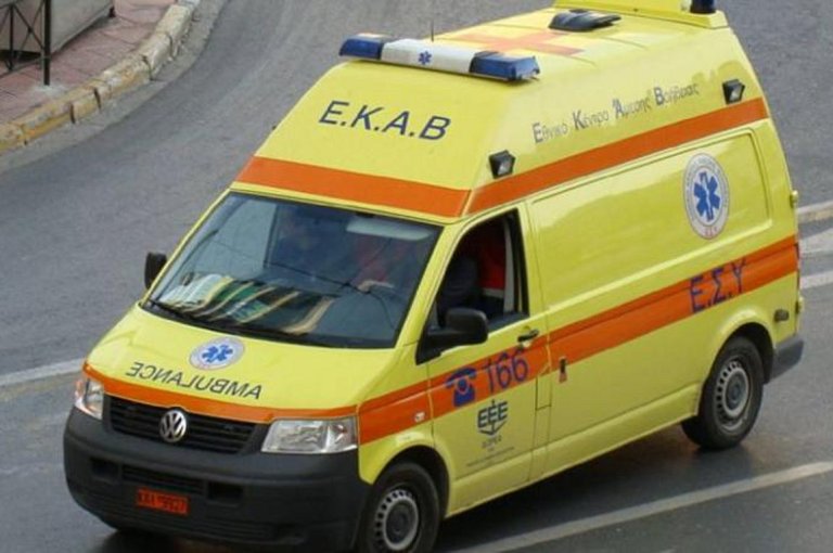 Αυτοκίνητο έπεσε πάνω σε στάση λεωφορείου στη Λ.Ποσειδώνος
