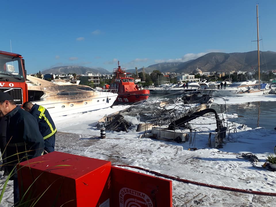 Έσβησε η φωτιά στη Μαρίνα Γλυφάδας – Φωτογραφίες από τα σκάφη
