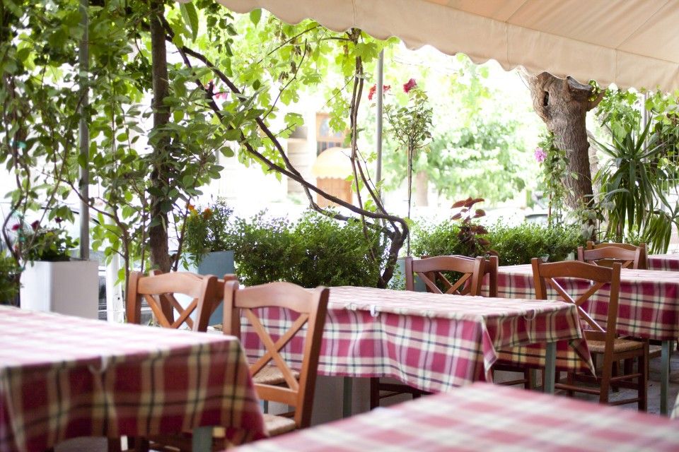 Μήπως απόψε να παραγγείλεις νοστιμιές από την ταβέρνα «Βασίλης»;