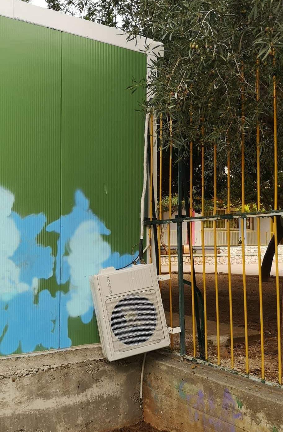 Ξήλωσαν τις εξωτερικές μονάδες air condition στον 2ο και 7ο Δημοτικό Σχολείο Αλίμου