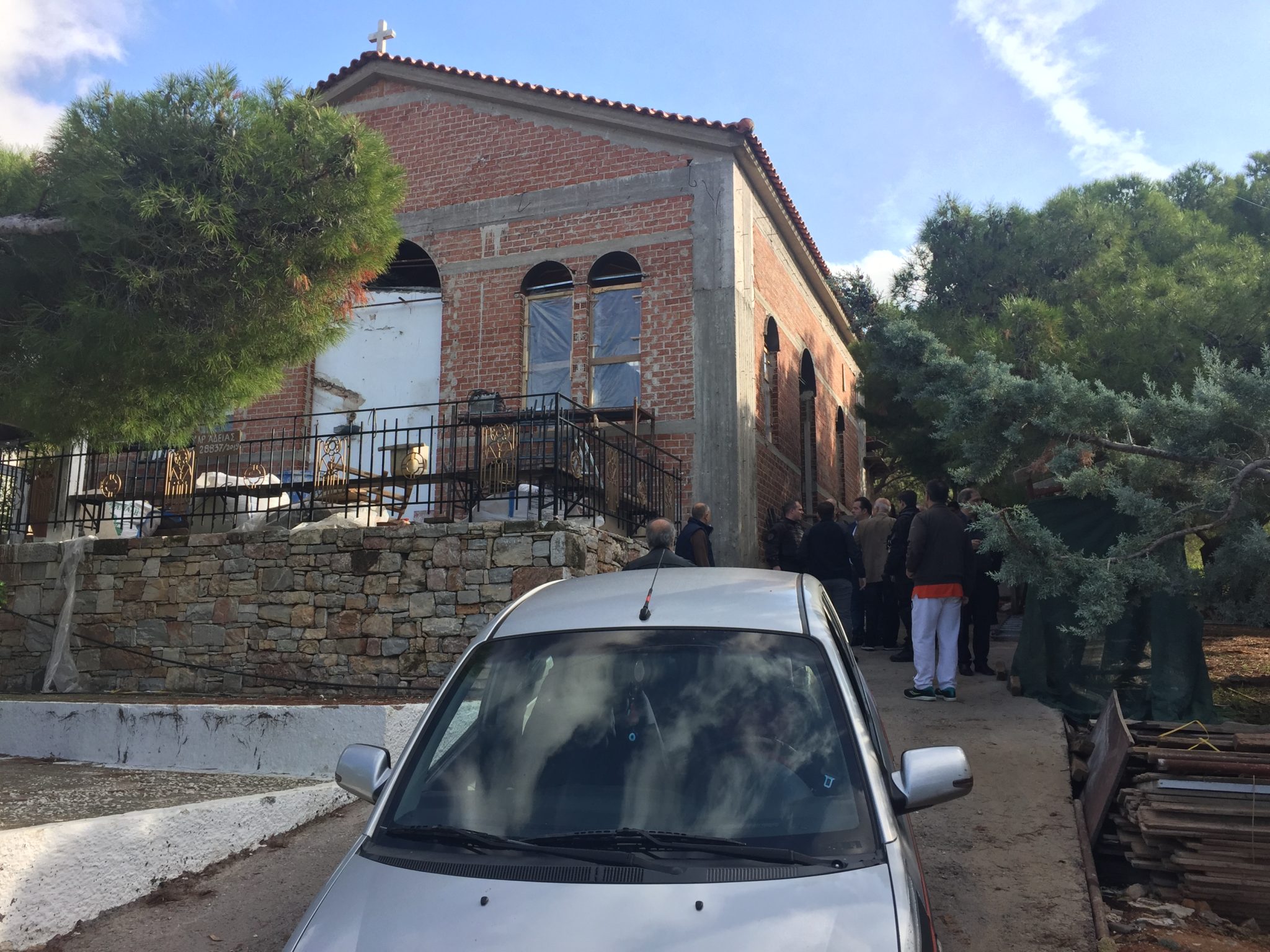 Συμπλοκή Στον Προφήτη Ηλία Ηλιούπολης – Ο Ιερέας Χτύπησε Τον Δήμαρχο