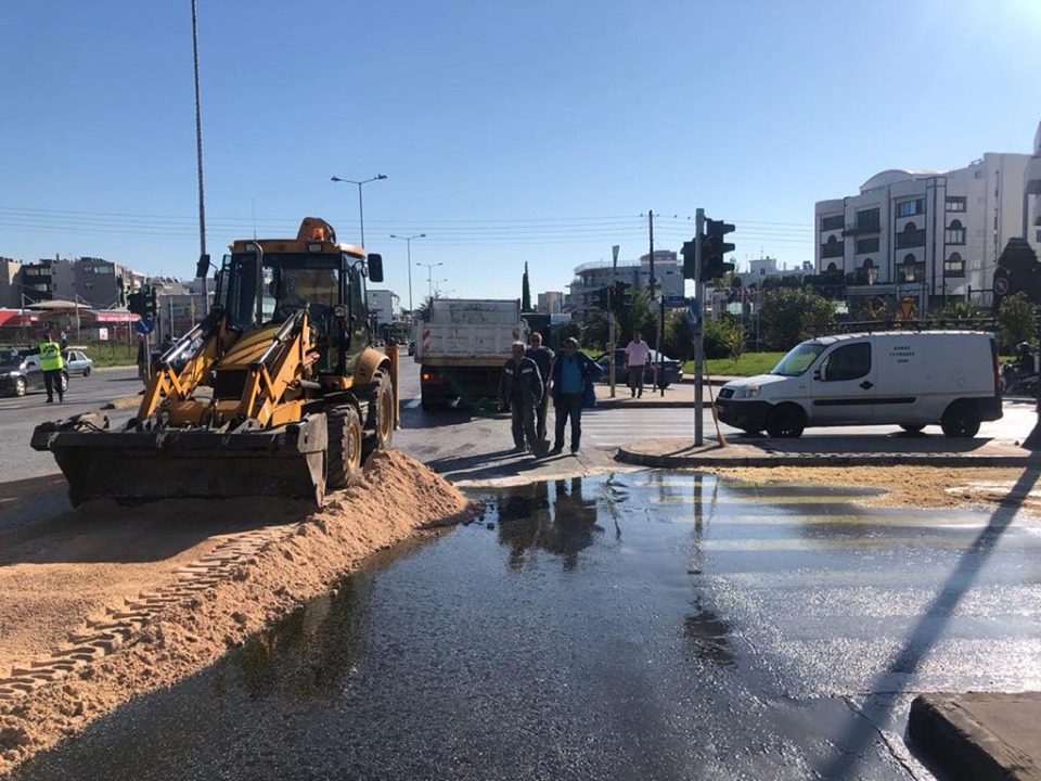 Λ. Βουλιαγμένης: Μεγάλες καθυστερήσεις λόγω …200 λίτρων ελαιόλαδου