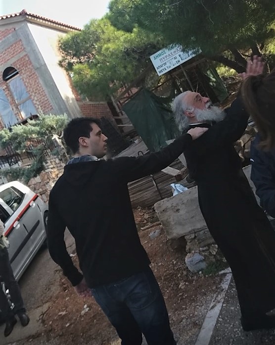 Ηλιούπολη: Το παρασκήνιο  από το απίστευτο περιστατικό όπου ο ιερέας εκκλησίας επιτέθηκε στον Δήμαρχο