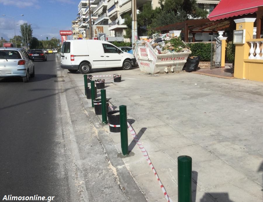 Κάγκελα τοποθετήθηκαν στα πεζοδρόμια της Λ. Ποσειδώνος