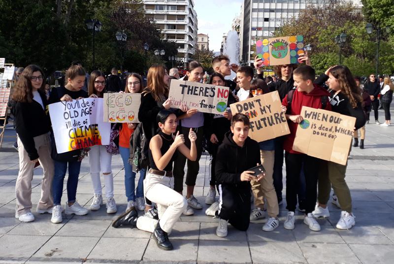 Μαθητές και μαθήτριες από το 2ο Γυμνάσιο Αλίμου διαδήλωσαν για την κλιματική αλλαγή