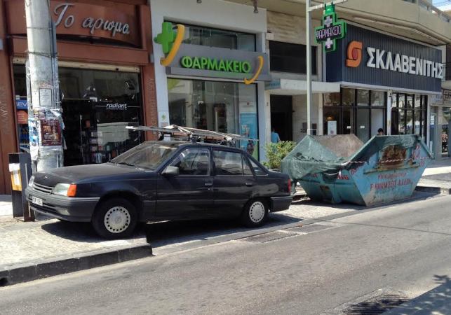 Οι Ελληνες αφήνουν τα αυτοκίνητα όπου βρουν -48.500 κλήσεις για παρκάρισμα σε ράμπες, πλατείες, πεζόδρομους