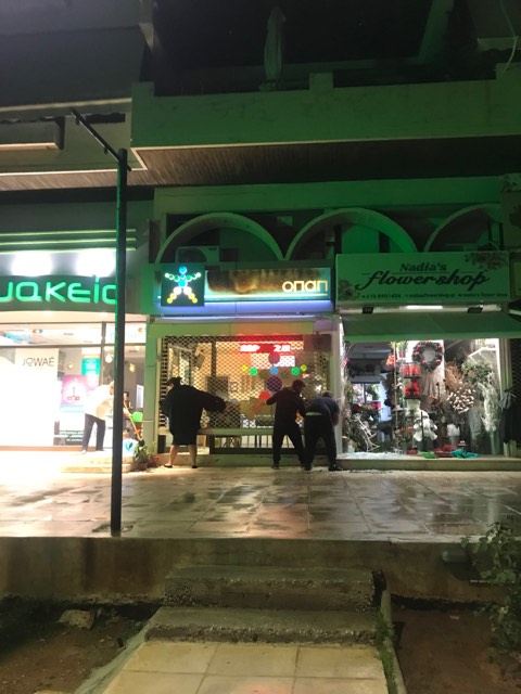 Άγνωστοι έσπασαν βιτρίνες καταστημάτων στην πλατεία Βούλας