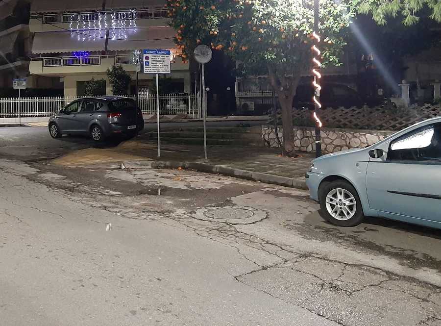 Απομακρύνθηκε το εγκαταλελειμμένο αυτοκίνητο έξω από τη Δημοτική Βιβλιοθήκη
