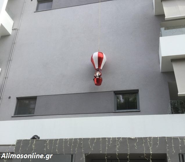 Ένας Άη-Βασίλης με το αερόστατό του στο Καλαμάκι