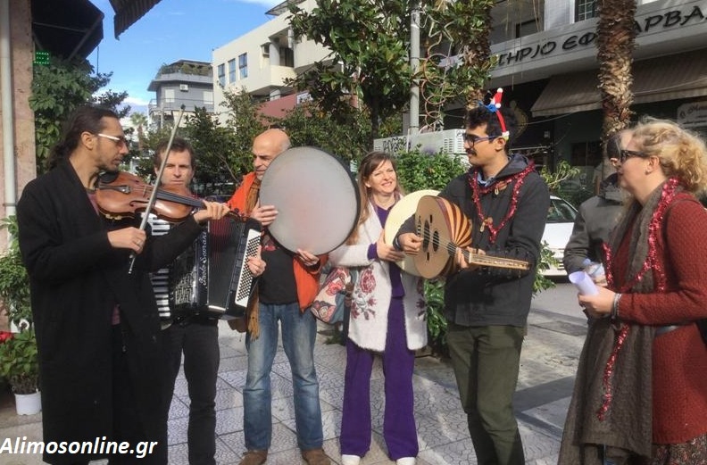 Γιορτινά τραγούδια και ευχές γέμισε σήμερα η Αγορά της Θουκυδίδου