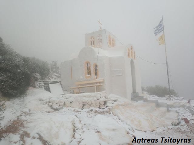 To εκκλησάκι του Προφήτη Ηλία στη Γλυφάδα, ντύθηκε στα λευκά