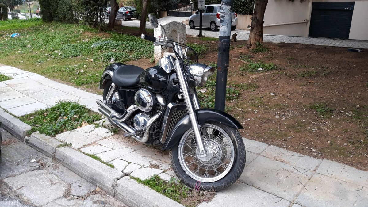Η εγκαταλελειμμένη μηχανή σε δρόμο του Καλαμακίου