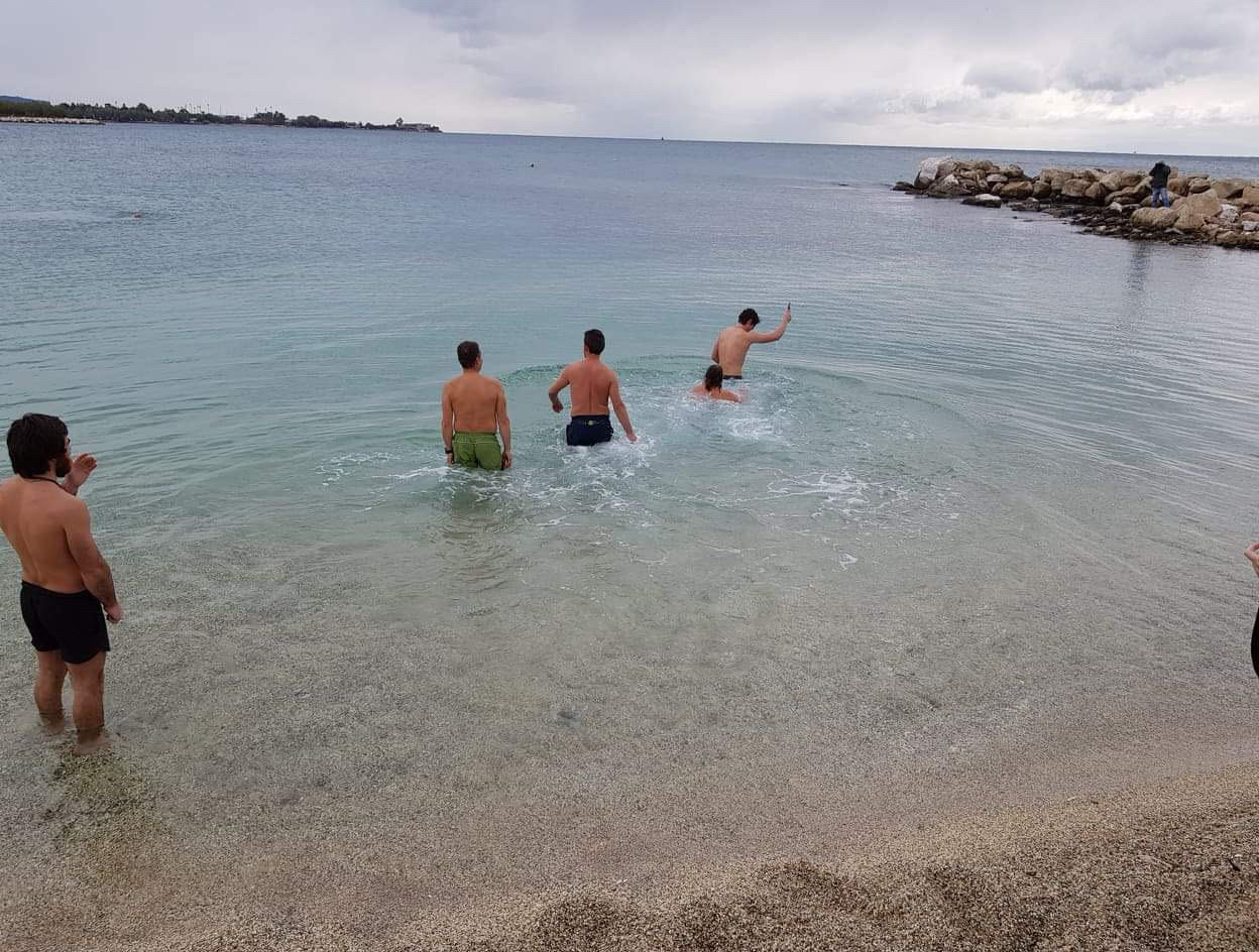 Πέντε τολμηροί από τον ΕΝΟΑ βούτηξαν στα κρύα νερά για τον Τίμιο Σταυρό