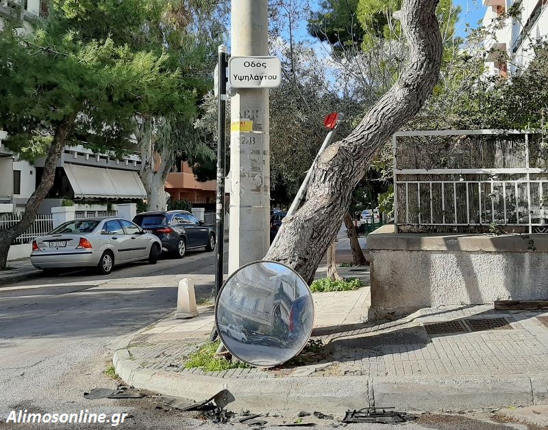 Χωρίς καθρέφτη κυκλοφορίας η οδός Υψηλάντου μετά από τροχαίο 