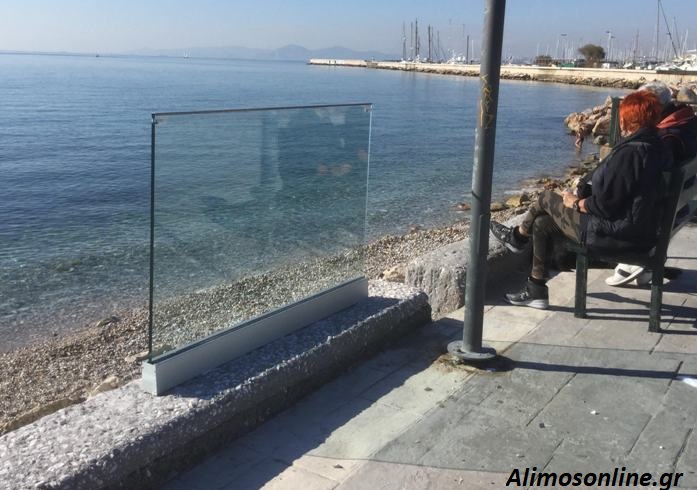 Προστατευτικά τζάμια θα τοποθετηθούν στον παραλιακό πεζόδρομο