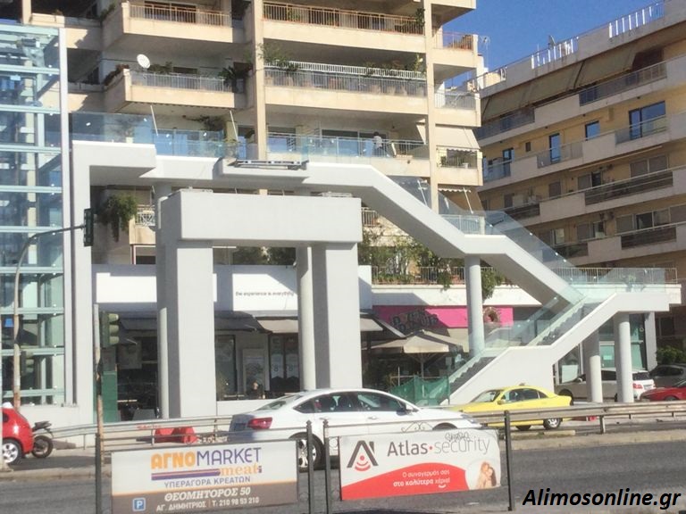 Τοποθετήθηκαν οι υαλοπίνακες στις σκάλες της πεζογέφυρας