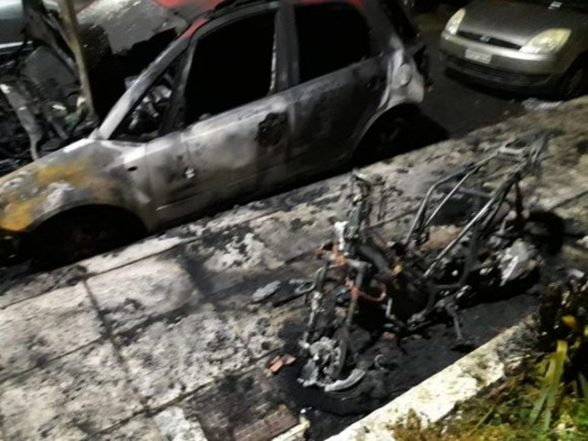 Στις φλόγες μοτοσυκλέτα και ΙΧ στον Άλιμο